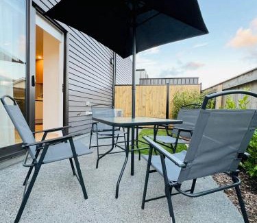 Lower Hutt House | Central Modern 3-Bedroom,3- Bathroom House with Patio and Carpark- Lower Hutt City Centre