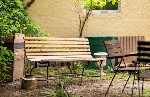 Jakomini Apartment | Central, quiet oasis with garden and parking lot