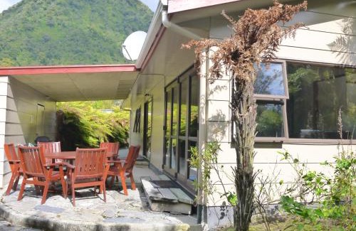 Franz Josef Glacier House | Central & Relaxing