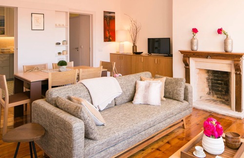 Merces Apartment | Central Rooftop Apartment by LovelyStay