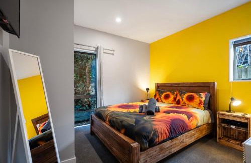 Linwood Villa | Central Stay with Free Parking-Kids Games Room PS5 Arcade-Cinema-6 Private Bathrooms