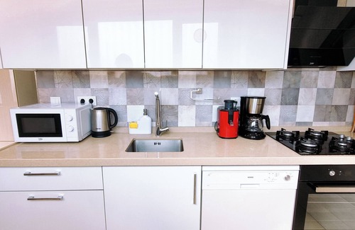 Cihangir Apartment | Central Taksim Cihangir 3BR Deluxe: Ideal for Groups and Families, Sleeps 6