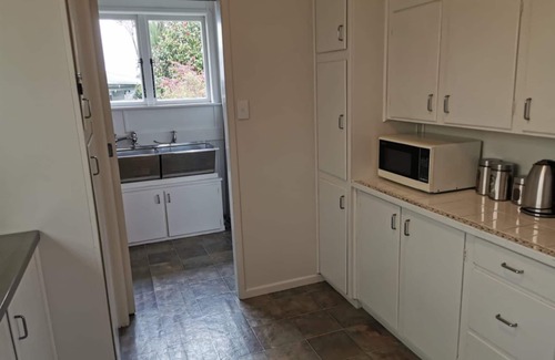 Taupo House | Central - Walk to Town and Lake! *No Service Fee*