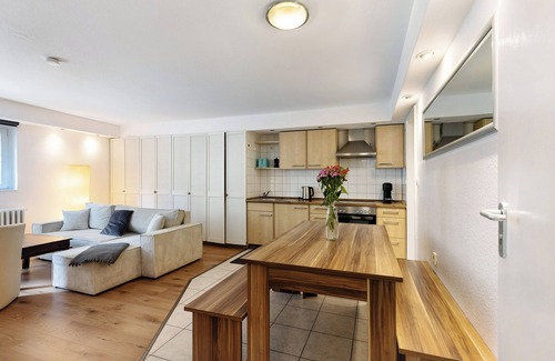 Charlottenburg-Wilmersdorf Apartment | Centrally Located and Quiet Trade Fair Apartment Berlin