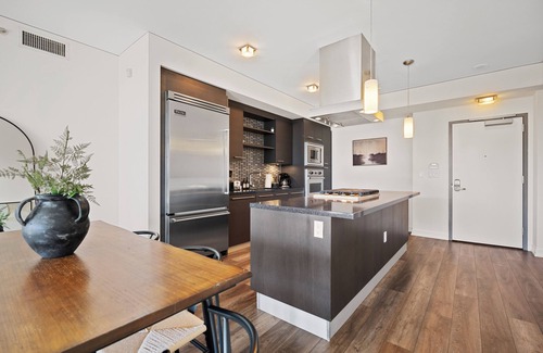 Santa Ana Apartment | Centrally located Hi Rise in OC