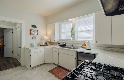 East Memphis House | Centrally Located King Bed Midtown Liberty 2695