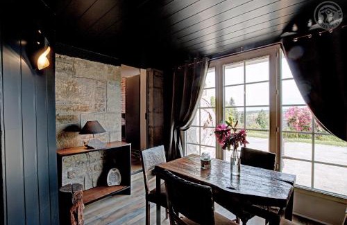 Saint-Genest-Lerpt Bed & Breakfast | Château Philip