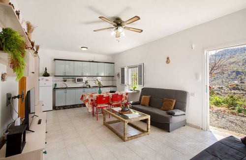 San Bartolome de Tirajana Ski Chalet | Chalet "Vista Paraíso De Chira" with Mountain View, Private Terrace & Wi-Fi