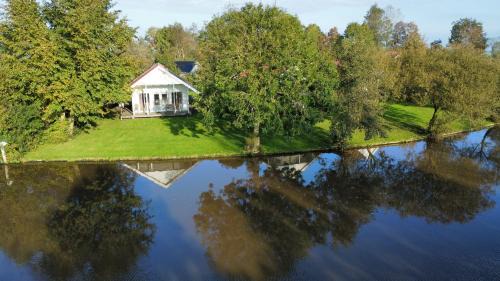 Oostrum Ski Chalet | Chalet aan het water - vakantiepark de Schreiershoek