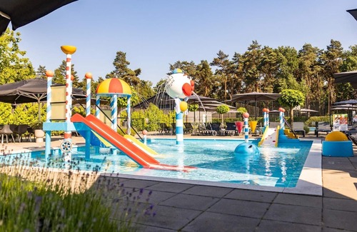 Knegsel Ski Chalet | Chalet by Park Pond in the Netherlands