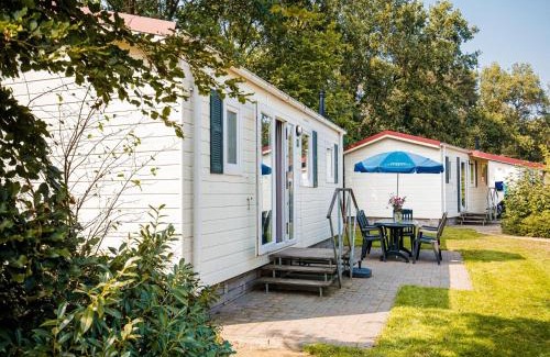 Leuken Ski Chalet | Chalet by the Water in Leukermeer