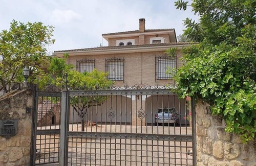 El Brillante Ski Chalet | Chalet en el Brillante, la Mejor Zona de Córdoba Capital Para 10 Personas