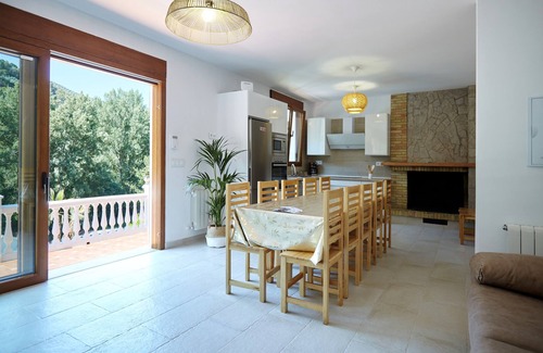 Villanueva del Arzobispo Ski Chalet | Chalet 'Villa Ibáñez' with Lake Views and Air Conditioning