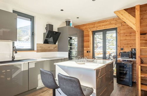 Pra Loup Ski Chalet | Chalet Lumière: Luxurious 16-Person Chalet, Near Lift, Beds Made on Arrival, Pra Loup
