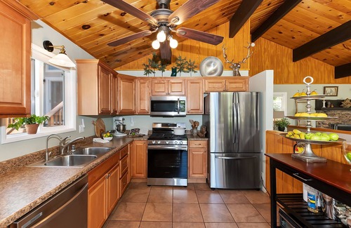 Upper Moonridge Cabin | Chalet Onyx by Destination Big Bear : Wonderful Moonridge Location! Mountain Views! Hot Tub! Pool Table!
