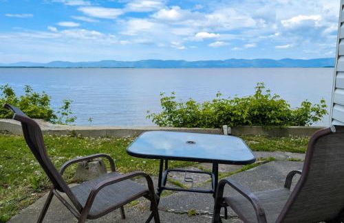 Cap-Saint-Ignace Ski Chalet | Chalet Studio #6 Waterfront with Spa Fireplace & Wifi