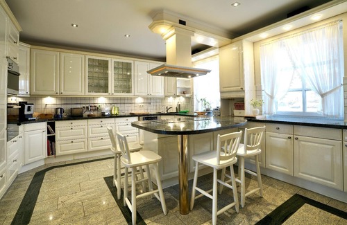 Ruhn House | Chalet "Villa Merle" with hot tub