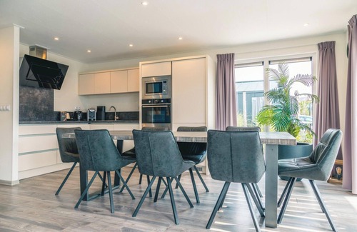 Linden House | Chalet with bedrooms and furnished garden