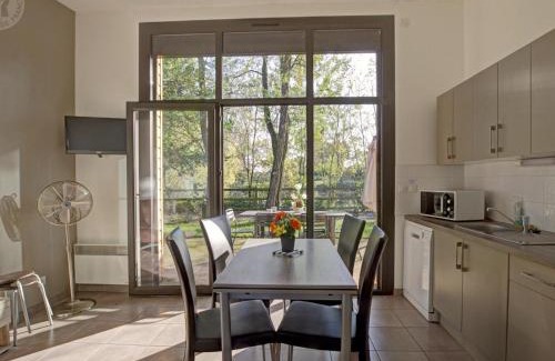 Veauchette House | Chalets confortables avec terrasse au bord des étangs dans le Forez, animaux acceptés - FR-1-496-78