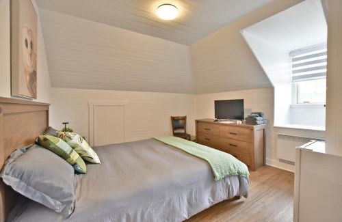 Saint-Pascal Hotel | Chambre 305 de l'hôtel Victoria confortable et moderne