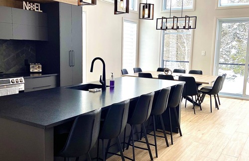 Saint-David-de-Falardeau Cabin | Charming and luxurieuse 4-bedroom lodge with WiFi and AC in Falardeau