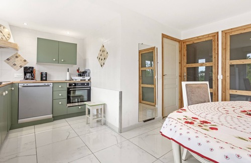 Brignoles Apartment | Charmant Apartment Brignoles with Private Terrace and Air Conditioning