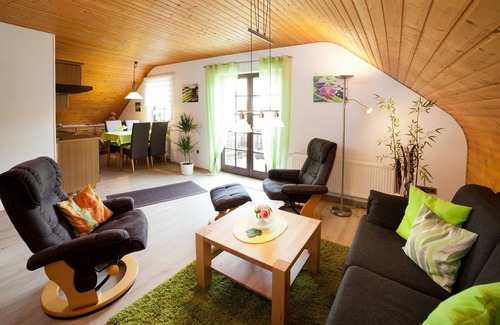 Lauda Apartment | Charmantes Feriendomizil (65qm) mit separatem Eingang und Lesezimmer