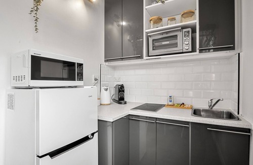 St Kilda West Apartment | Charming 1-Bed with Fireplace by the Beach