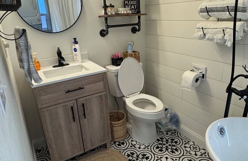 Sutton Other | Charming 1-bedroom tiny farmhouse in enchanting Sutton-Alpine with WiFi.