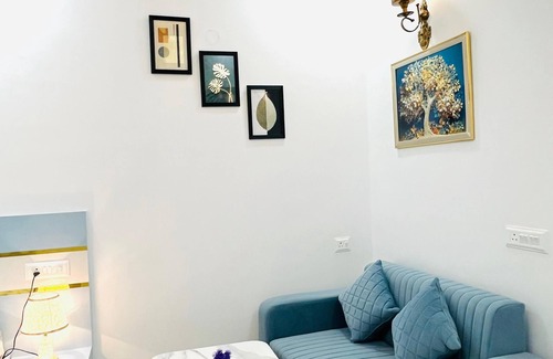 Greater Noida Apartment | Charming 1-BHK apartment in enchanting Greater Noida with AC, WiFi