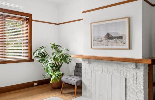 Geelong West House | Charming 1930s Cottage Retreat I Pet Friendly Escape