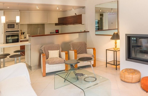 Port-Louis House | Charming 1930s Family Home, Modern Extension, Near Coves, Sleeps 10, WiFi, Private Garden