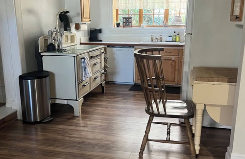 Picnic Valley House | Charming 2.5 bedroom 1 bath house with Heated floor, WiFi in peaceful San Rafael