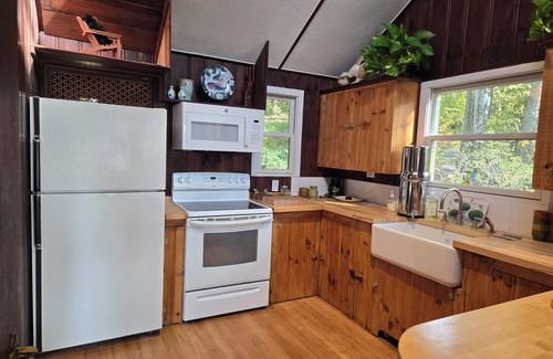 Highland Lakes Cabin | Charming 2-bedroom cabin with a stunning view