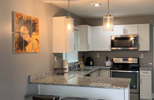 Church Street House | Charming 2-bedroom bungalow in amazing Atlanta with AC with W/D