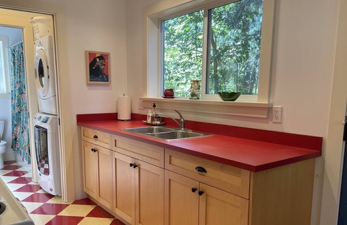 Courtenay House | Charming 2 bedroom cottage steps from Nature Park