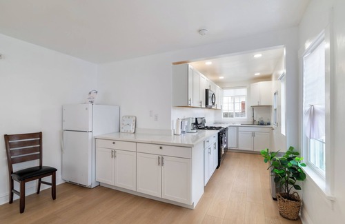 Central San Mateo House | Charming 2-bedroom house in nice San Mateo with WiFi, AC