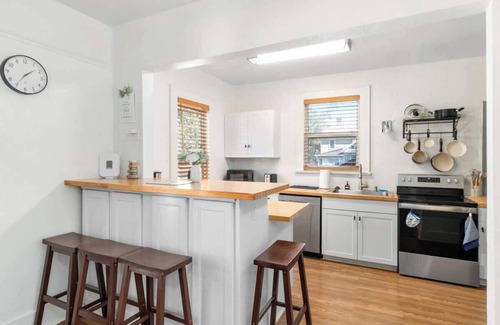 Downtown House | Charming 2-Bedroom Home Lakeland