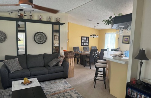Lakeland House | Charming 2-bedroom house in Lakeland with AC