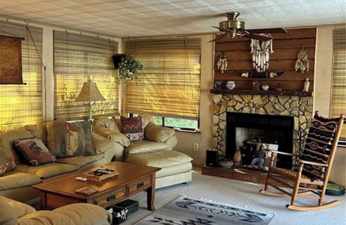 Flora Villa House | Charming 2-bedroom house in Sarasota with AC