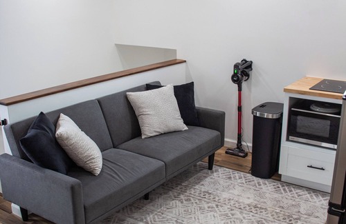 Ewa Bed & Breakfast | Charming 2-bedroom near the beach with AC, WiFi, Yoga, Surf, Golf