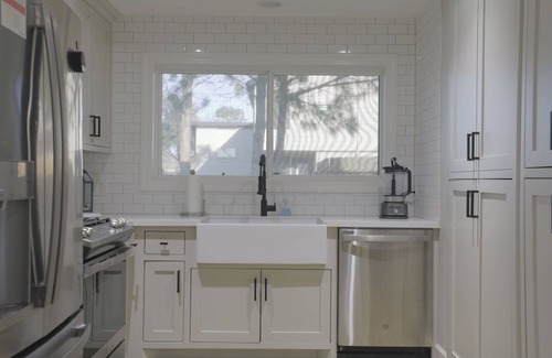 Dickinson House | Charming 2-bedroom Pool House Loft with Swim-in Pool Room