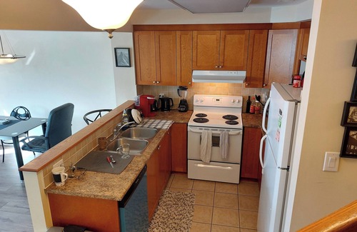 Ottawa Division House | Charming 2-Bedroom Townhome -WiFi- Near Ottawa Airport