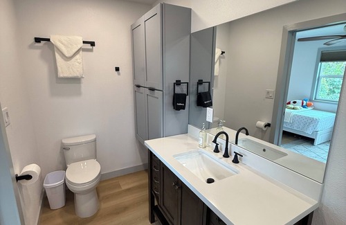 Papa Other | Charming 2-bedroom farmhouse in delightful Captain Cook with WiFi