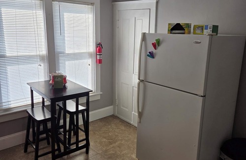 Springfield House | Charming 2-bedroom duplex in brilliant Springfield with AC