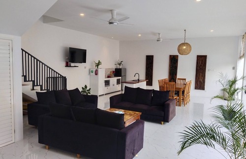 Senggigi House | Charming 3-bedroom villa with AC and WiFi in serene Nusa Tenggara Bar