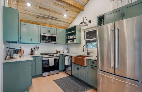 Sparta Cottage | Charming 3-bed 3-bath, country cottage, fully renovated, on the edge of town.