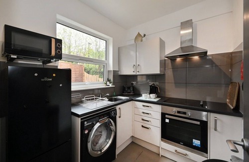Croham Apartment | Charming 3 bed, garden, parking, Gatwick easy access