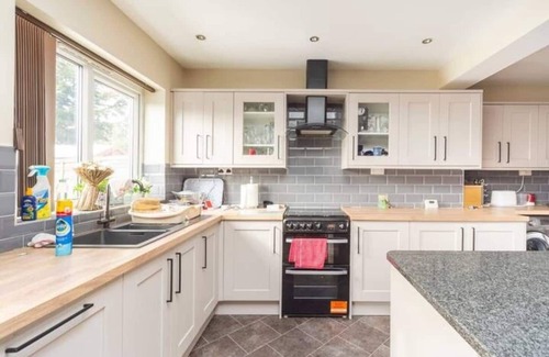 Seisdon House | Charming 3-bed house in Birmingham suburb backing onto accessible golf course