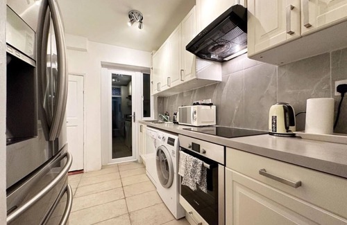 London Borough of Hounslow House | Charming 3-bedroom family home close to Richmond